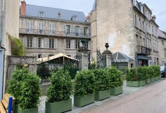 H  tel de Colbert allows 18 year olds to book a room