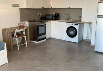 Appartement RDC avec parking priv   allows 18 year olds to book a room