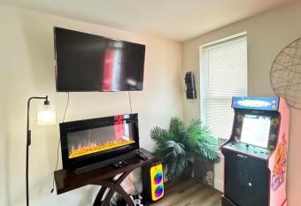 Downtown Home - Close to Topgolf, Ravens Stadium, Orioles Park, UM Baltimore has Balcony rooms