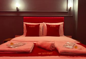 iNALENS A  RPORT HOTEL has rooms with a private hot tub