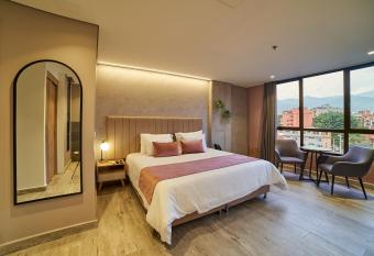 Eutopiq Hotel has rooms with a private hot tub