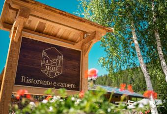 MOIE  CAMERE has Balcony rooms