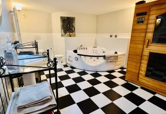 La Chambre Spa la maison Searle    Tourtour allows 18 year olds to book a room