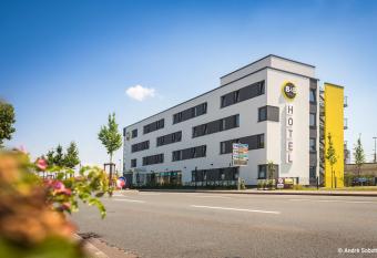 B&B Hotel Paderborn allows 18 year olds to book a room