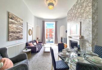 Newly refurbished beautiful regency 2 bedroom apartment in heart of Cheltenham Town has Balcony rooms