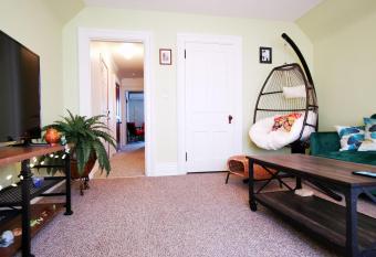 Comfortable place, in the historical district. allows 18 year olds to book a room