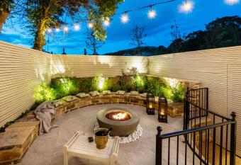 Lower Arthur s Cottage in Saddleworth, Manchester has Balcony rooms