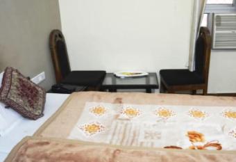 Hotel Muskan palace allows 18 year olds to book a room