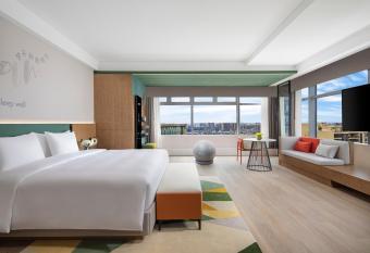 EVEN Hotel Chengdu Jinniu, an IHG Hotel has rooms with a private hot tub