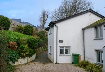 Waterwitch Cottage has Balcony rooms