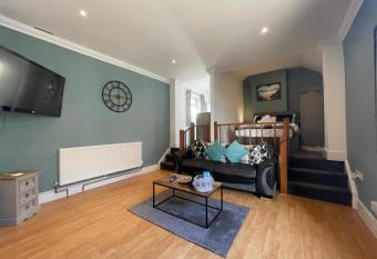 The Den - Cozy Studio Apartment allows 18 year olds to book a room