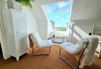 West Hill Villa Retreat - Seaview Balcony Loft Apartment with Breakfast & Free Parking has Balcony rooms