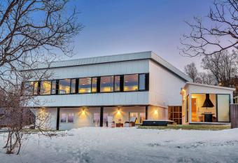 Robukta Lodge has rooms with a private hot tub
