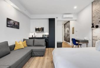 INITIAL - ASTRONAUTE - Centre-Ville de Quebec has Balcony rooms