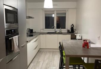 Superbe appartement avec place de parking gratuit has Balcony rooms