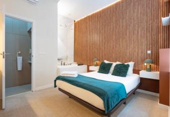 Lisbon Studios has rooms with a private hot tub