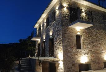 CAPTAINHOUSE has Balcony rooms