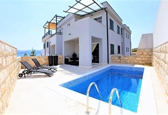 Apartment Bol A6 with Pool from 45 EUR per Person has Balcony rooms