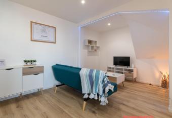 Au confort du port roannais has Balcony rooms