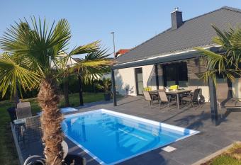 gro  z  gige Unterkunft mit Terrasse has Balcony rooms