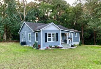 HoneyComb GEM, Beautifully Designed & Near Downtown Thomasville has Balcony rooms