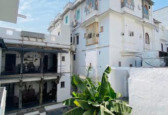 Little Garden Guest House has Balcony rooms