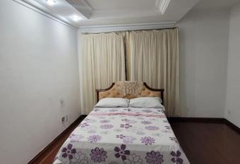 Cantinho do SOSSEGO, a 2 km da praia de Itapu  , no centro da cidade, wifi, ideal para CASAL allows 18 year olds to book a room
