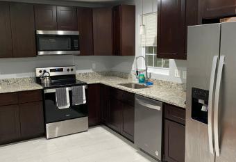 3 Bedroom Serviced apt has Balcony rooms