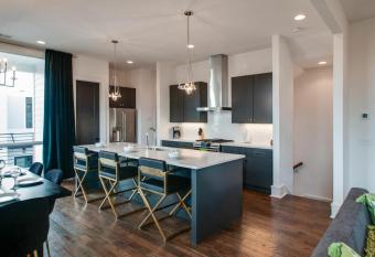 Gulch modern 3 story condo, 2 car garage, rooftop fire pit, security, and view! has Balcony rooms