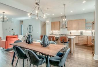 Gulch modern 3 story condo, 2 car garage, rooftop fire pit, security, and view! has Balcony rooms