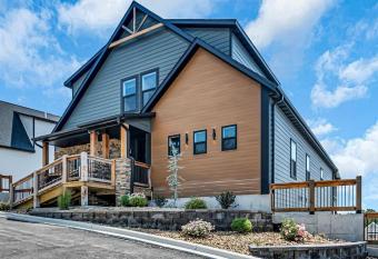 Lakeview for entire family 10 BR, 10 BA for 36 guests plus Game room-Hot Tub-luxurious design! has Balcony rooms