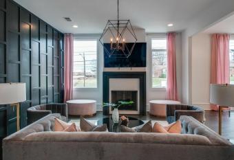 Gulch modern 3 story condo, 2 car garage, rooftop fire pit, security, and view! has Balcony rooms