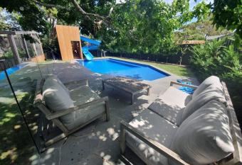 Mount Martha, Water Slide, Pool & Beach! allows 18 year olds to book a room