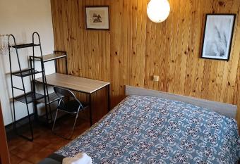 la petite chambre allows 18 year olds to book a room