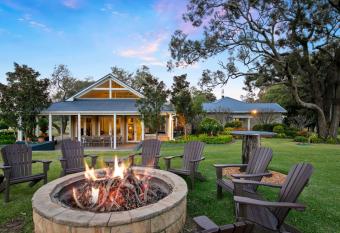Brokenback Vineyard Luxe Homestead at Oakvale Wines has Balcony rooms