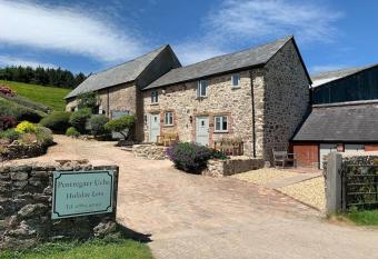 The Stables at Pentregaer Ucha, tennis court & lake allows 18 year olds to book a room