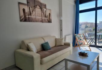 La Cabane bleue    100 m de la plage has Balcony rooms