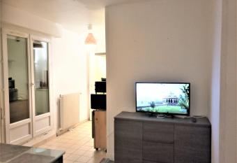 SUPERBE APPARTEMENT 2 PI  CES AVEC GRANDE TERRASSE has Balcony rooms