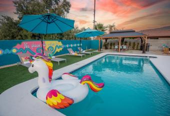 Rather Be Desert Getaway has Balcony rooms