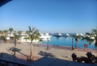 Marena Hurghada has rooms with a private hot tub