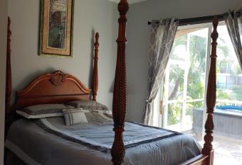 Cape Paradise B & B - Your Luxury Tropical Retreat has rooms with a private hot tub