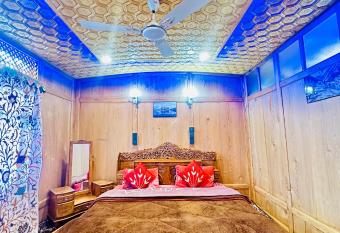 Houseboat Newworld and transportation has rooms with a private hot tub