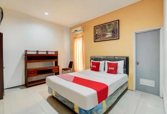 OYO 90935 Rumah Kost Metroliving allows 18 year olds to book a room