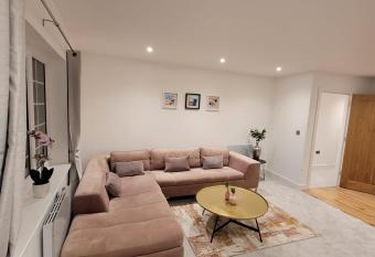 Luxury 1 Bed Apartment In The Center Of Rochester has Balcony rooms