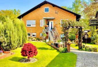 Kassel Souterrain in Stadtn  he mit 2 B  dern und EV Ladem  glichkeit has Balcony rooms
