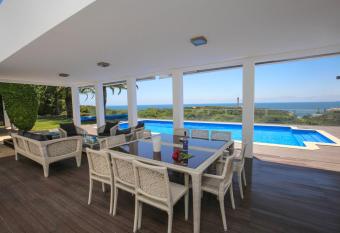 Villa Alice has Balcony rooms