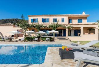 Villa Etruria close to Playa d en Bossa has rooms with a private hot tub