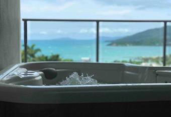 Three A Airlie Seaviews, Pool, Private Spa allows 18 year olds to book a room