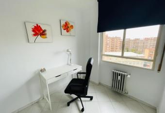 APARTAMENTO TENOR FLETA allows 18 year olds to book a room