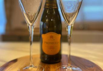 Barakah Lodge with Hot Tub has rooms with a private hot tub